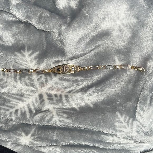It’s a bracelet wit a 16 and a heart it’s gold